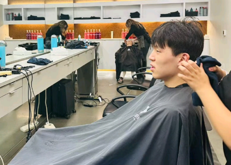 杨瀚森训练后收拾发型！夏联迎新挑战 最佳新秀赔率排名已升第15