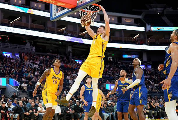 咋回事儿啊？湖人侧翼新星在夏季联赛首场比赛的表现堪称灾难？