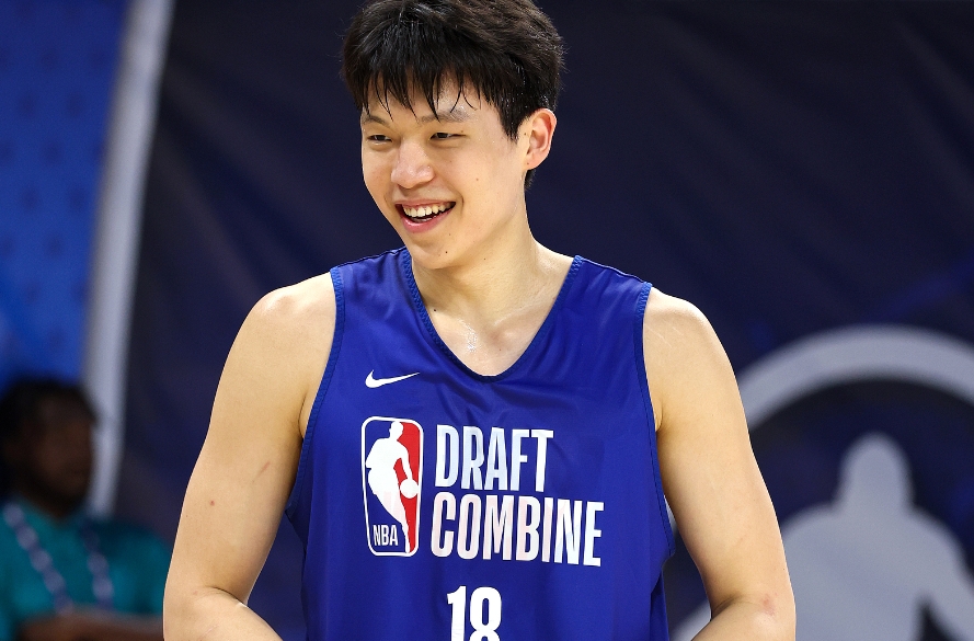 开云-媒体人：杨瀚森在场上最关键是他的那些隐形作用，数据无法体现