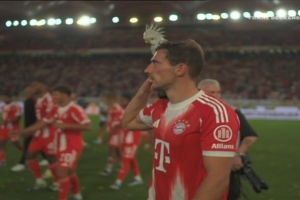 开云APP-成传统了格雷茨卡肩扛鹦鹉饰品，庆祝德超杯夺冠