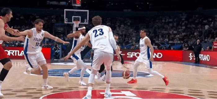 开云-申格利亚连续两次进攻被帽+被抢断，一气之下将对手直接拉倒